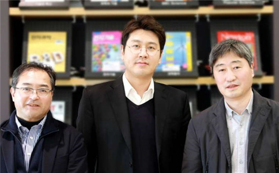 (From left) Yuichi Aihara, Principal Engineer from SRJ, Yong-Gun Lee, Principal Researcher and Dongmin Im, Master from SAIT. Credit: Samsung