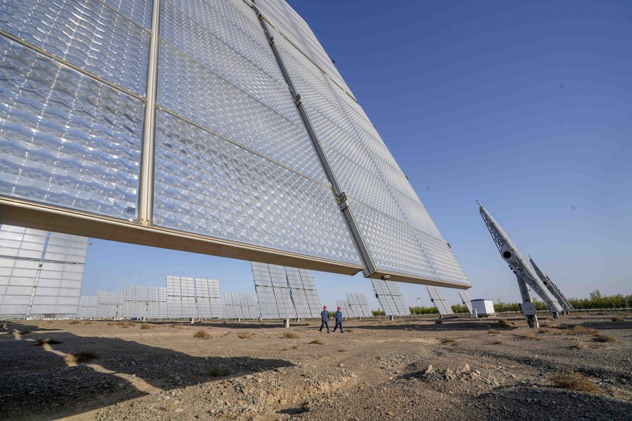 Staff work at the Shichengzi photovoltaic power station in Hami, northwest China's Xinjiang Uygur Autonomous Region, April 24, 2020. (Xinhua/Zhao Ge)