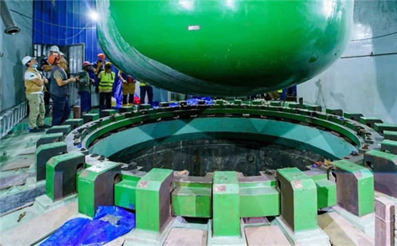 Roopur 1's reactor pressure vessel is maneuvered into position (Image: Rosatom)